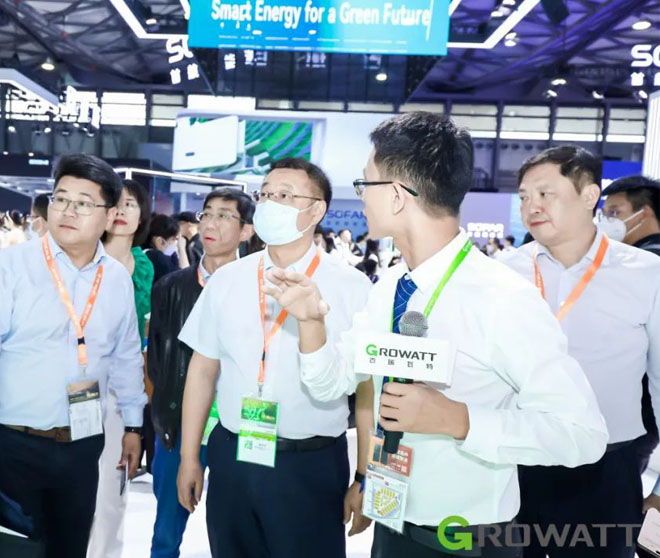 國能江西公司總經(jīng)理覃明東一行蒞臨古瑞瓦特展臺